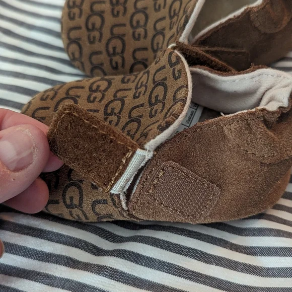 Kid's UGG Slippers - Picture 11 of 16